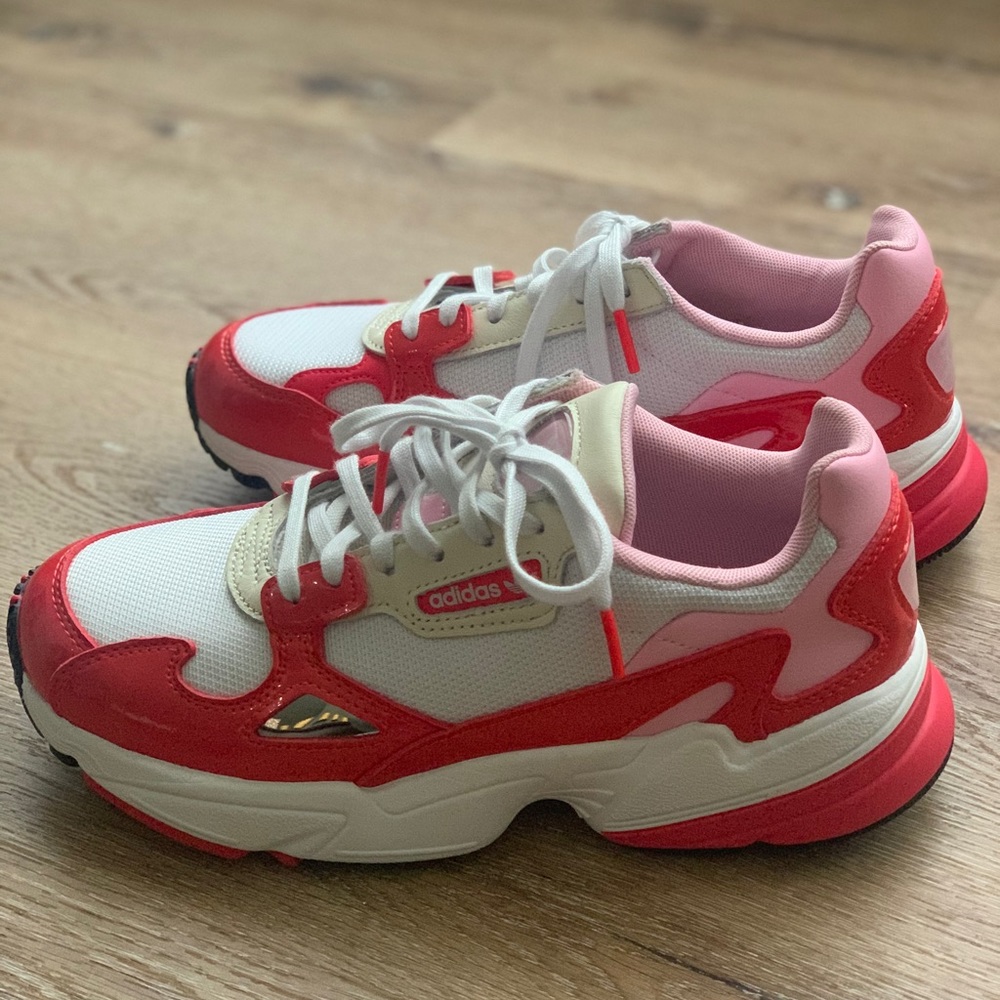 Women’s Adidas Torsion sneakers size 7